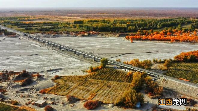 南疆环线铁路,是如何环绕我国最大沙漠的?