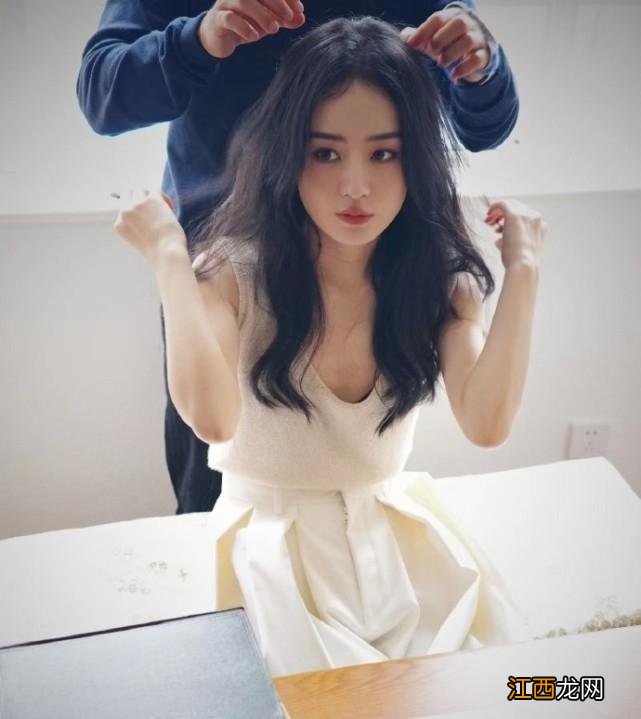 《风吹半夏》官宣定档!赵丽颖晒剧照打call:许老大已就位