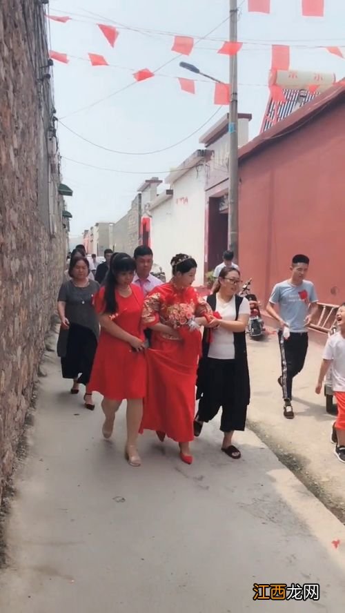 扶新娘进门的人有什么要求吗-扶新娘进门的人应该扶哪边