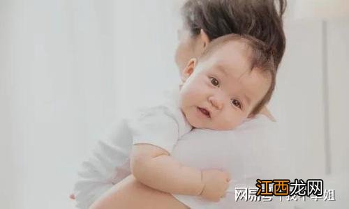 4个月宝宝哭闹不停,原因竟是脊椎受伤,奶奶抱姿有问题?