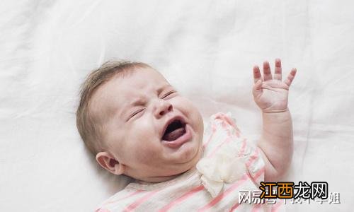4个月宝宝哭闹不停,原因竟是脊椎受伤,奶奶抱姿有问题?