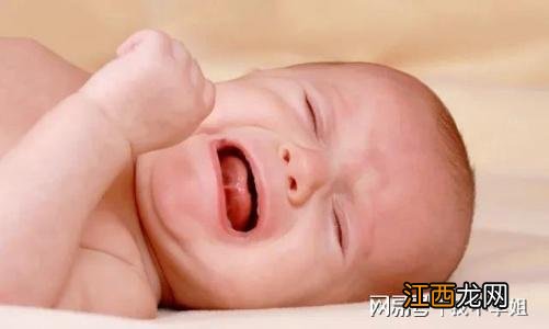 4个月宝宝哭闹不停,原因竟是脊椎受伤,奶奶抱姿有问题?