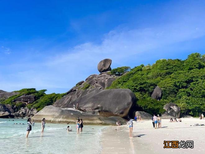 第一批出境游的年轻人涌向泰国