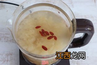 新鲜莲子可以煮银耳莲子汤吗-新鲜莲子煮银耳汤要去芯吗