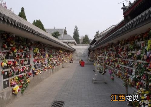 鬼节要去墓地祭拜吗-鬼节去墓地有什么讲究