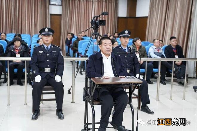 落马厅官腐败案细节：女儿“策划”父亲出面，妻子干儿子收钱