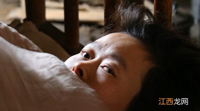 单身女子外出10年带回2个孩子，躲进被窝里睡了九年，一天一顿饭