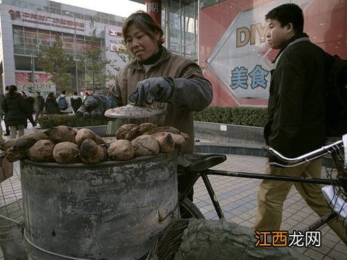 路边化工桶烤的红薯能吃吗-大街上烤红薯的桶是怎么做的