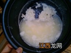 鲜牛奶呈现豆腐脑状还可以饮用吗-怎么看鲜牛奶有没有变质