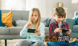 孩子天天玩手机怎么办呢 孩子天天玩手机怎么办