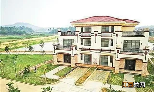 18岁农村娃考上北大，全村凑钱赠路费，百亿身价后送每户村民别墅