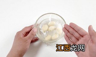 大蒜泡白酒有什么功能 大蒜泡白酒保健价值介绍