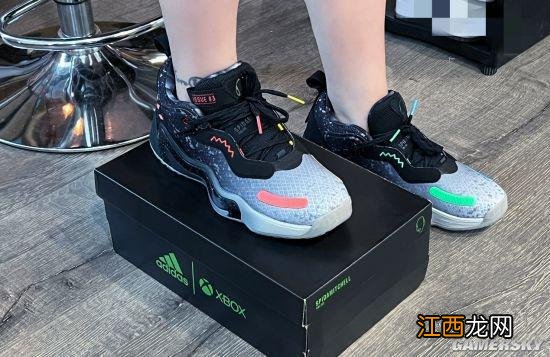 球星也是游戏玩家！Adidas × Xbox联名球鞋开箱