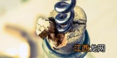 红酒的木塞断了怎么取出来？