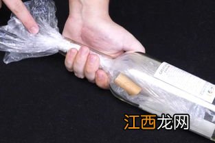 红酒木塞子碎了怎么开？红酒瓶塞掉入红酒中还能喝吗？