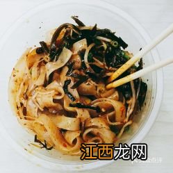 凉皮里面黄色的面是什么