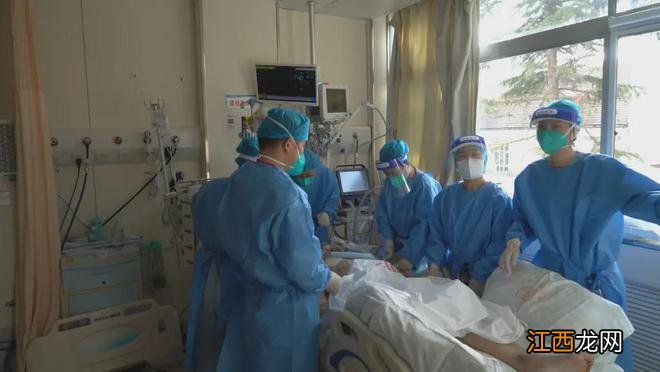 与死神赛跑!青岛这家医院ICU,23位老人21人感染新冠!有人血氧饱和度跌到80%来急救…