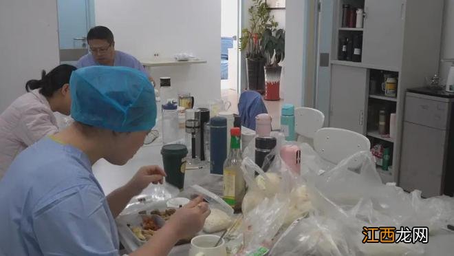 与死神赛跑!青岛这家医院ICU,23位老人21人感染新冠!有人血氧饱和度跌到80%来急救…