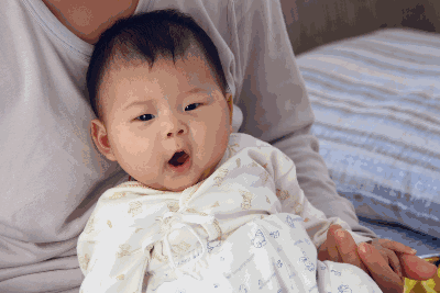 宝宝为何喜欢盯着妈妈看?原来跟大脑发育有关,第一个原因很暖心