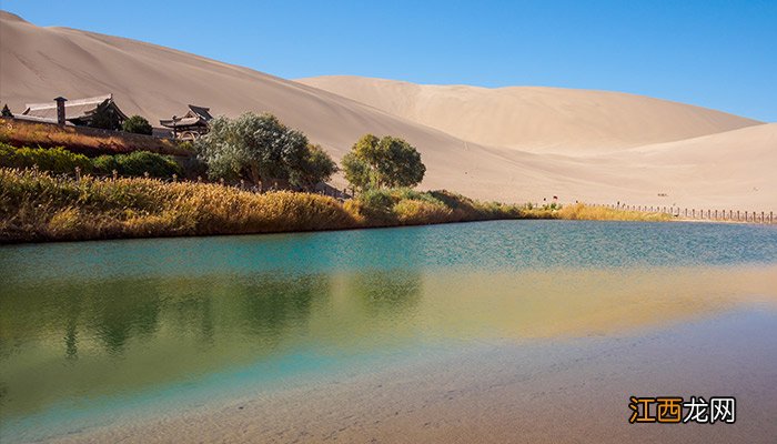 月牙泉位于鸣沙山内吗 月牙泉在哪