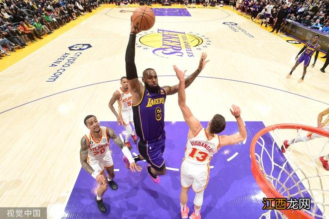 詹皇轻取25+7+10轰炸篮筐 腾空暴扣对手不敢防