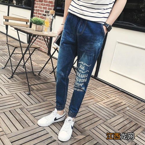 深色牛仔裤配什么上衣男 有什么建议的搭配