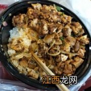 沙拉烤肉拌饭怎么做好吃