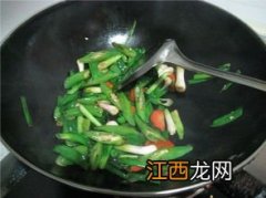 辣椒炒肥肠放什么好吃