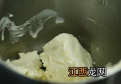 千层蛋糕中芝士什么时候放