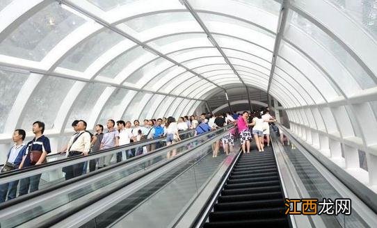 安全乘扶手电梯避免电梯“吃人”