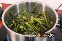 蕨菜加什么菜凉拌好吃