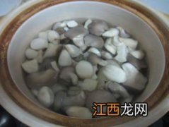 菌菇跟什么烧汤