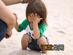 眼睛里进了沙子怎么办？眼睛进了沙子巧处理