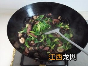 香菇木耳炒肉配什么青菜