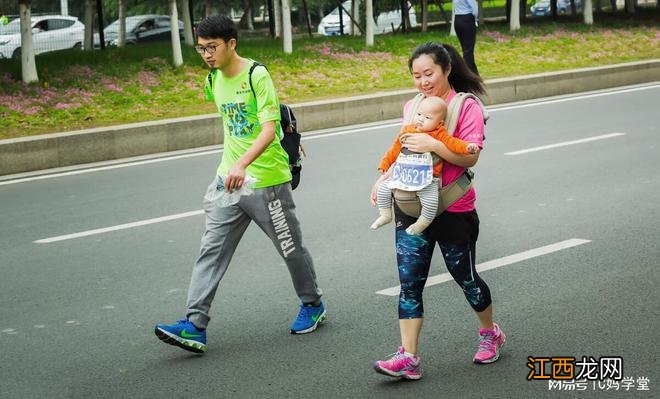 错误的方式抱娃容易让娃驼背、高低肩，新手爸妈中招的要赶紧改