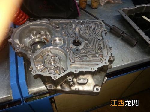 变速箱有问题会出现什么症状-变速箱坏了还能开吗