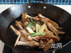 鸭爪炒什么一起吃