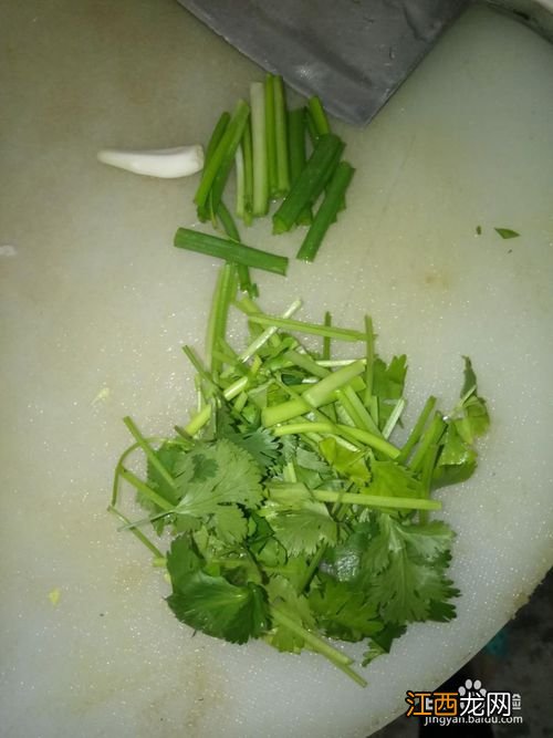 鲈鱼豆腐汤加什么青菜