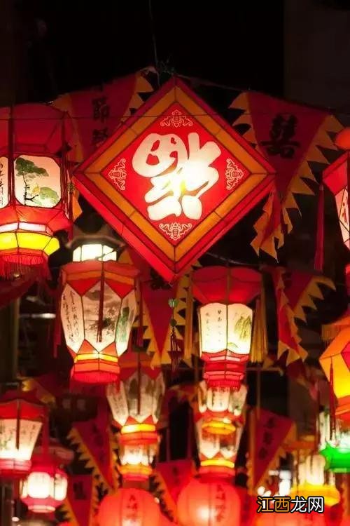 过年店铺门口挂几个灯笼2022-过年挂什么样的灯笼