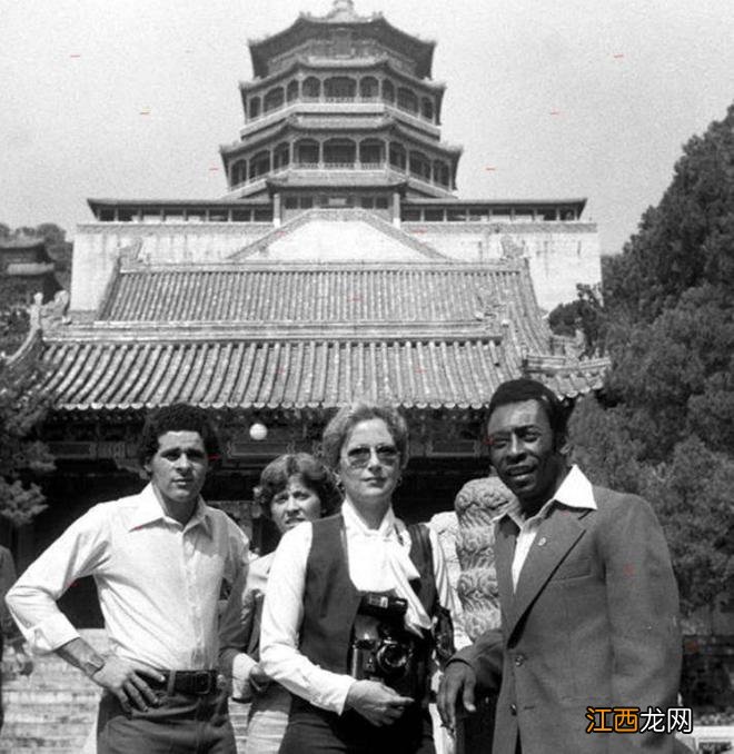 贝利多次来中国:职业生涯最后一场输球是负于国足, 与容志行交换球衣,在长城下玩蹴鞠
