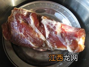 腊肉晒出来红色好还是白色好-腊肉晒出来是什么颜色