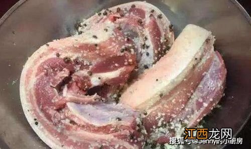 腊肉上的白点是盐霜还是霉菌-腊肉表面盐霜与白霉区别