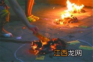 烧完纸不能去别人家吗-上坟烧纸哪些是要注意的