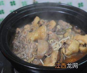 小鸡炖蘑菇多久放蘑菇