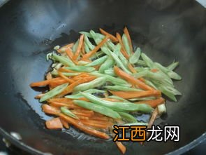 胡萝卜炖豆角先放什么用