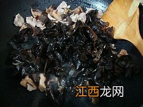 木耳香菇炒肉先干什么