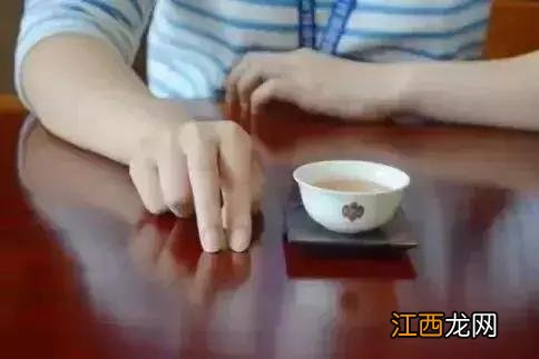 倒茶时怎么敲手指