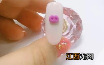 小猪美甲教程图解 要做个精致的猪猪女孩