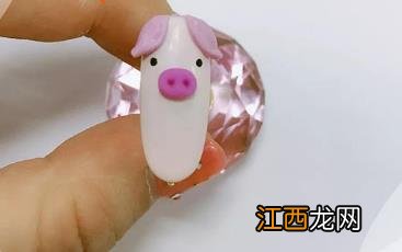 小猪美甲教程图解 要做个精致的猪猪女孩