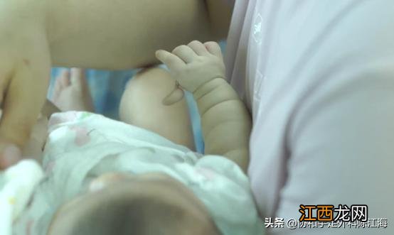 宝宝喜欢咬小揪揪,母亲却很难过,医生告知要切除拇指让人痛心